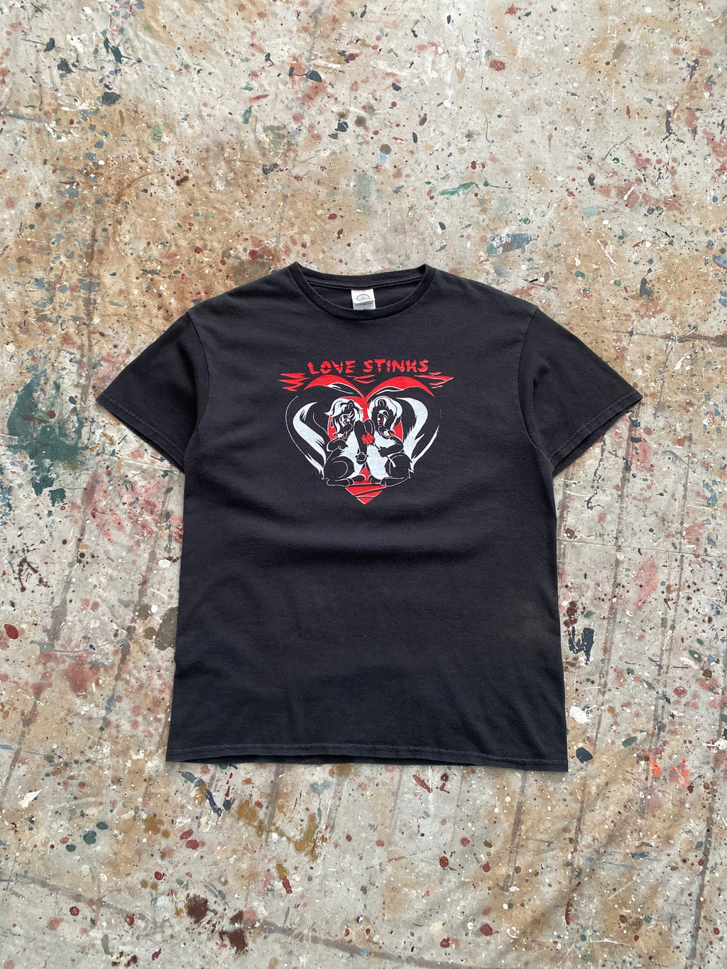 00s faded black "love stinks" skunk tee